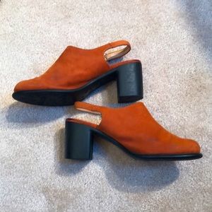 Airstep Rust/Terracota Suede shows with rubber soles. Se EU 35 (US 5).